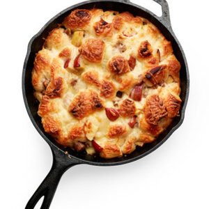 Apple, Sausage, and Cheddar Monkey Bread