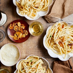 Attention, Garlic-Lovers: The Ultimate Garlic Pasta Is Here for You