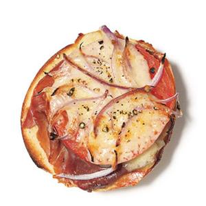 Bagel With Prosciutto, Tomato, And Gruyère