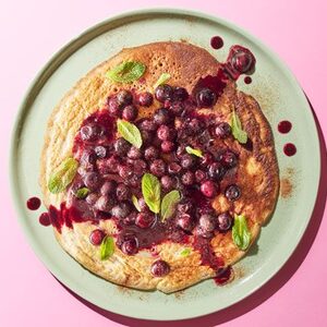 Banana & cinnamon pancakes with blueberry compote