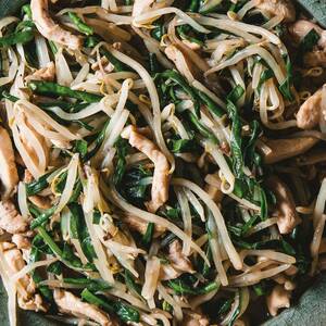 Bean Sprout Stir-Fry With Chicken and Garlic Chives