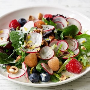 Berry Spinach Salad With Toasted Hazelnuts