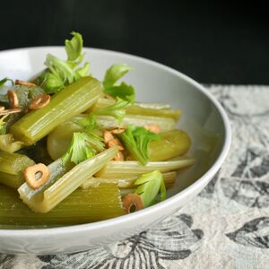 Braised Celery with Garlic Chips