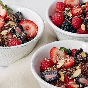 Breakfast Bowl With Quinoa and Berries