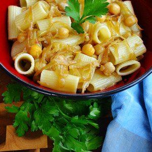 Caramelized Onion & Chickpea Pasta