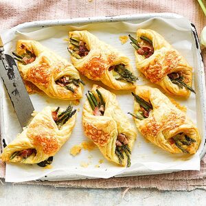 Cheese, bacon & asparagus puffs