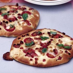 Cherry tomato & pancetta pizza