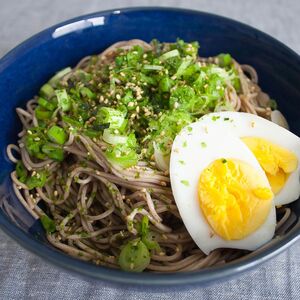 Cold Japanese Soba Noodles with Green Onion