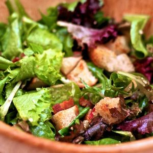 Dinner Tonight: French Bistro Salad with Bacon, Croutons, and Garlic