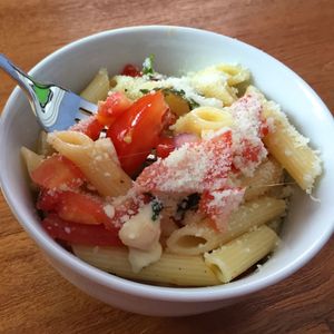 Fresh Tomato & Mozzarella Pasta!