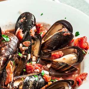 Garlic and Tomato Mussels