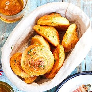 Garlic croissant knots