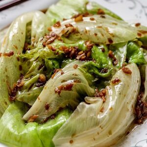 Lettuce Scalded in Garlic Oil