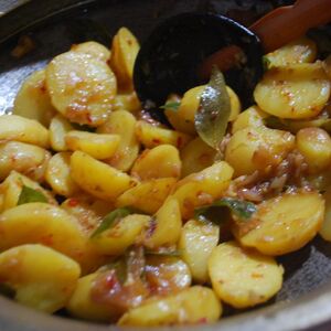 OOLARTHIUTHU (Vegetable stir - fried in onion – garlic seasoning)