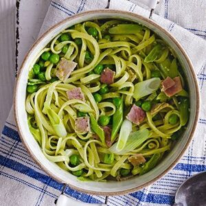 One-pan pea & ham pesto pasta