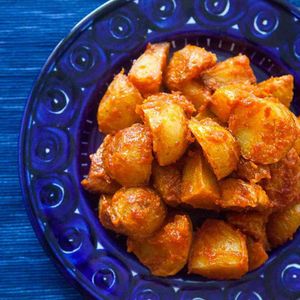 Patatas Bravas (Spanish Roasted Potatoes With Tomato Sauce)