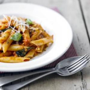 Penne with spicy tomato and mozzarella sauce