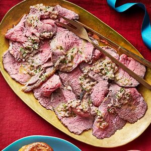 Pepper-crusted roast beef with béarnaise butter