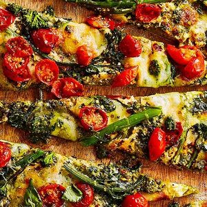 Punchy spinach pesto pizza