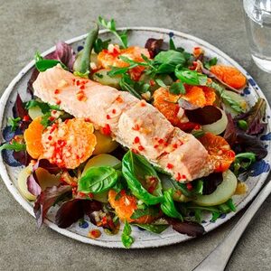 Salmon salad with sesame dressing