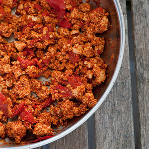 Scrambled tofu with tomato & peppers