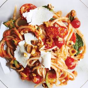 Spaghetti with No-Cook Tomato Sauce and Hazelnuts