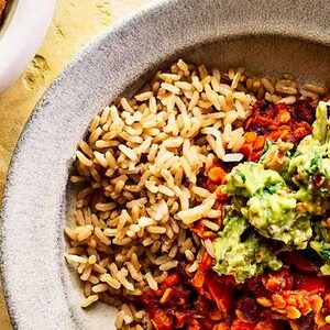 Spicy red lentil chilli with guacamole & rice