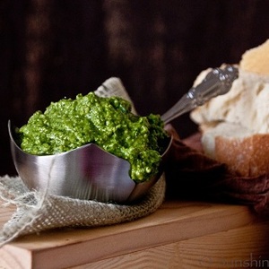 Spinach Pesto with Roasted Garlic